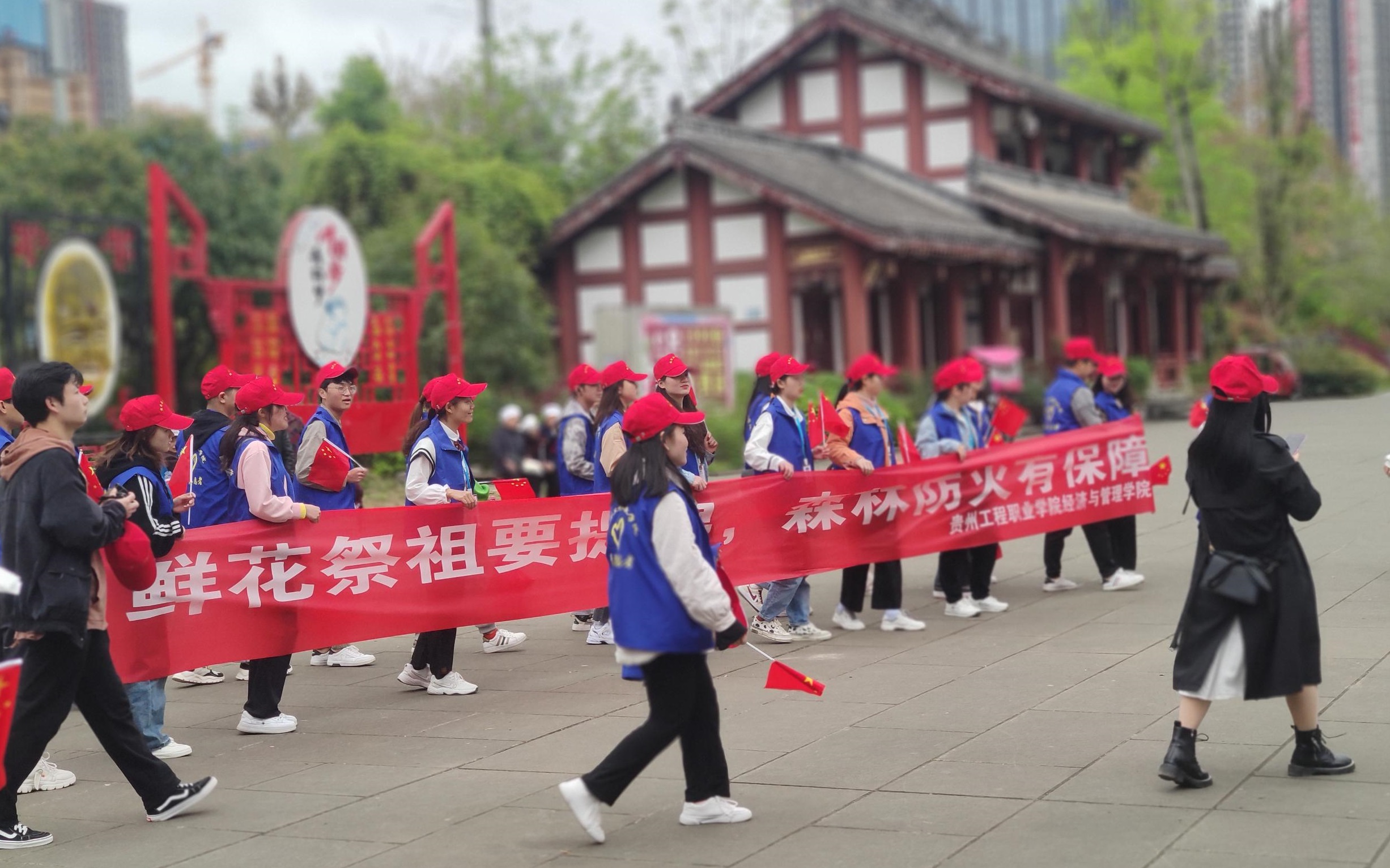 鲜花祭祖要提倡，森林防火有保障(图5)